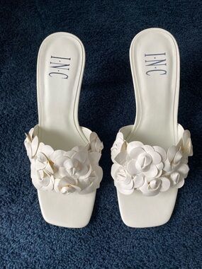 INC International Concepts White Floral Slide Mules